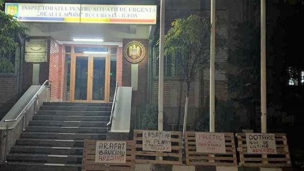 Paleţi cu mesaje de protest în faţa sediului ISU Bucureşti-Ilfov