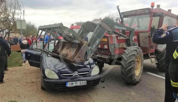Accident bizar lângă Satu Mare. Un tractor s-a suit pe o mașină care circula regulamentar