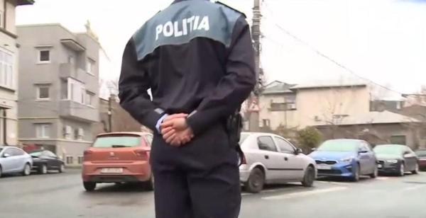 Poliţist pe stradă tremură de frig în uniforma de vară