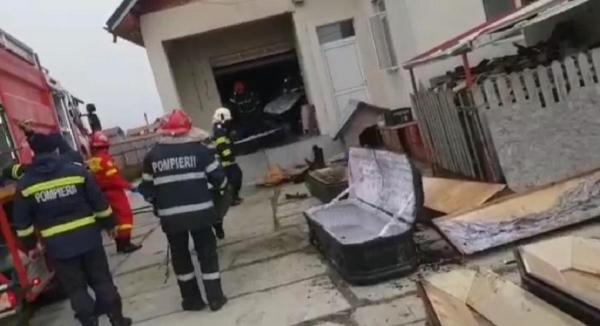 Pompierii intervin la un incendiu izbucnit la un depozit de pompe funebre la Moşoaia, în Argeş