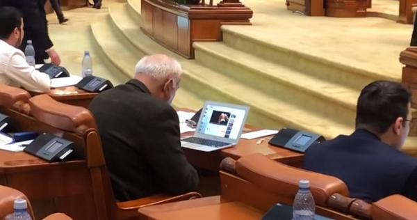 Varujan Vosganian, complet absorbit de ecranul laptopului în timpul dezbaterii pe buget. "E umilitor!" (Video)