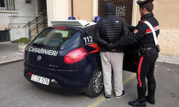 Interlop român fugar, condamnat la 11 ani, iese din ascunzătoare să caute o fată, prins pe stradă de carabinieri