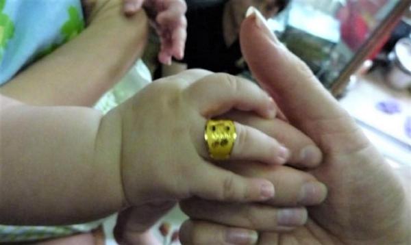 Bebeluş de 8 luni, botezat cu ghiul de aur pe deget, în Bârlad. Bijutier: "Este foarte periculos, poate fi înghiţit"