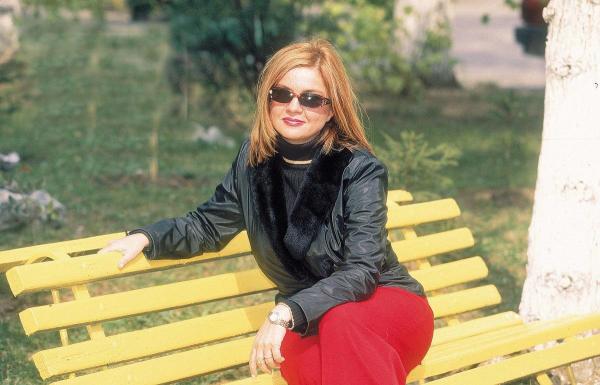 Cristina Ţopescu, fotografiată pe o bancă, în parc