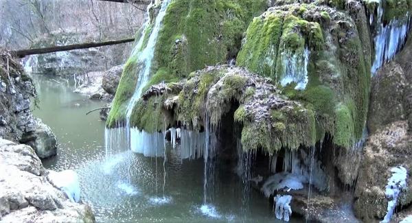 Cascada Bigăr a îngheţat