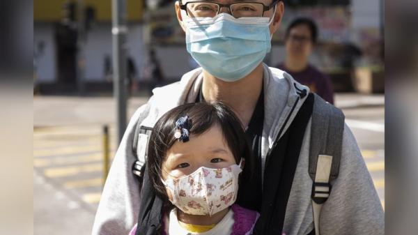 Tată și fiică în China poartă măști din cauza coronavirusului