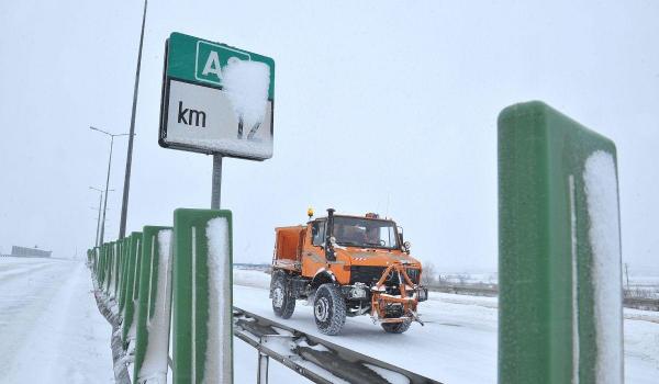 Polei și condiții de iarnă pentru șoferi pe drumuri din țară