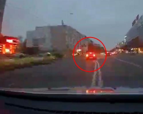 Urmărire ca-n filme pe străzile din Bacău. Șoferul a fost arestat și e acuzat de tentativă de omor (Video)