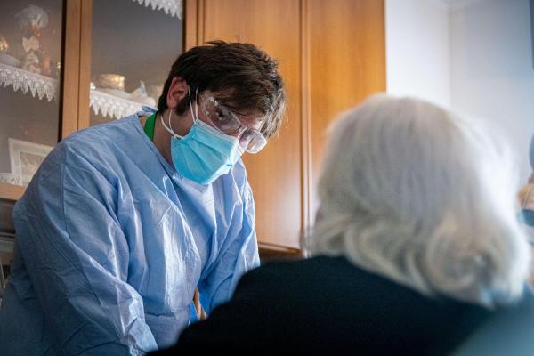 Un doctor vizitează un pacient carantinat care a intrat în contact cu un bolnav de Covid-19