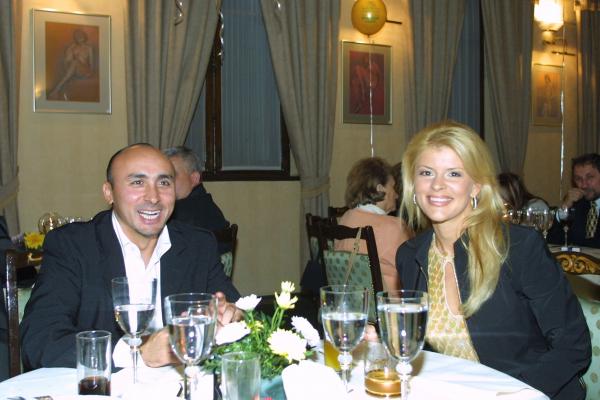 Marcel Pavel si Sanda Ladosi stau împreună așezați la masă, la o petrecere din noiembrie 2003