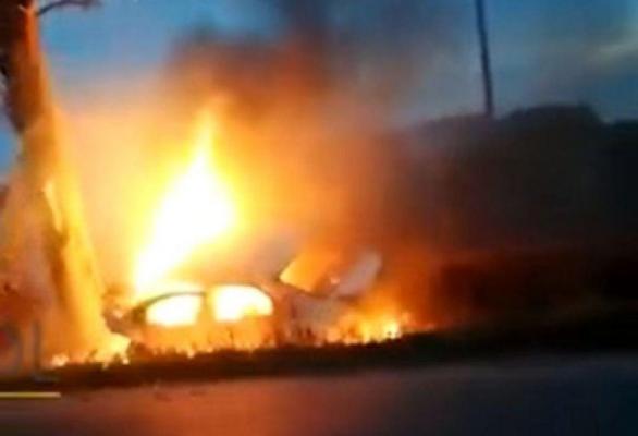 O fată de 18 ani a murit carbonizată într-o mașină cuprinsă de flăcări, în Prahova