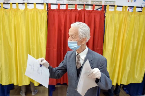 O persoana iese din cabina de vot a unei sectii de votare organizata pentru alegerile locale, duminnca 27 septembrie 2020