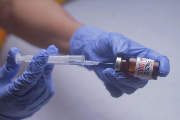 Primele doze de vaccin anti-COVID ar putea ajunge în România în luna decembrie.