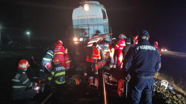 Maşină spulberată de un tren marfar, în Rebrișoara. Șoferul a murit, doi copii răniți, inconștienți, în mormanul de fiare