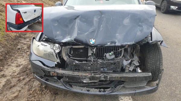 Şoferul unui BMW şi-a distrus maşina lovind în spate o Dacia, care nu are daune majore