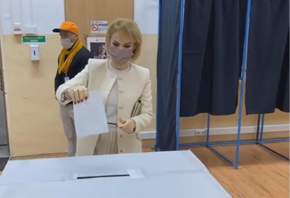 Gabriela Firea a deschis secţia de votare la alegerile parlamentare 2020