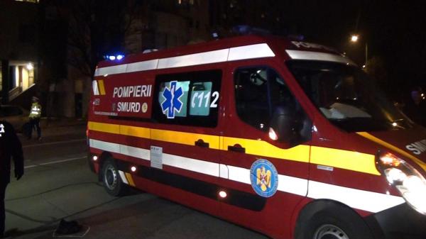 Ambulanță SMURD într-o misiune, pe o stradă, noaptea