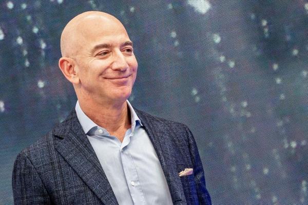 Bezos este cunoscut drept un personaj care face destul de rar donaţii semnificative