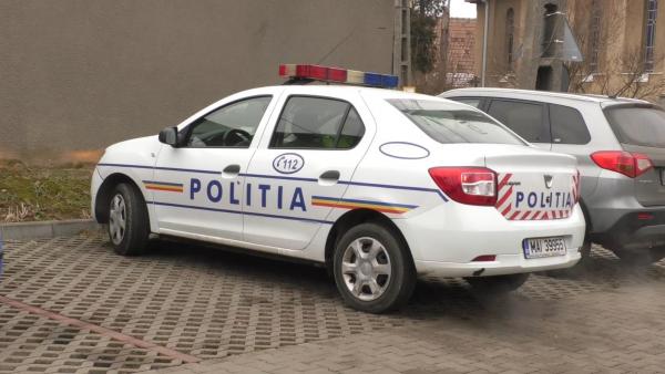 Mașină de poliție într-o parcare