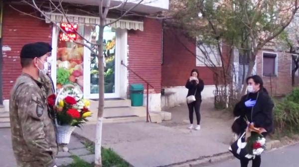 Asistentă de la Boli Infecțioase primită cu flori de militari, după ce vecinii i-au aruncat cu clor pe ușă