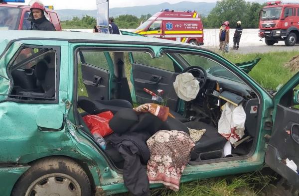 Accident grav în Caraș-Severin. Șofer spulberat de TIR, după ce a ignorat semnul stop la intrare pe DN6