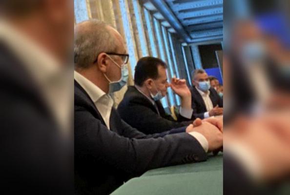 O nouă fotografie cu Ludovic Orban fumând în timpul unei ședințe de Guvern