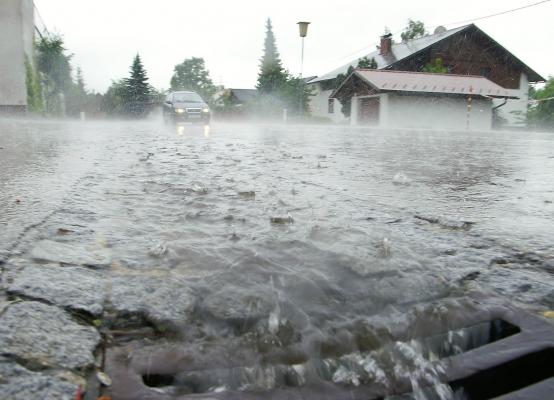 Cod roșu de ploi puternice și grindină în Timiș și Caraș-Severin
