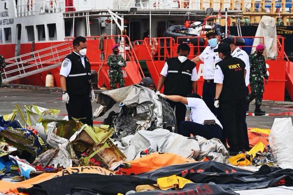 Tragedia aviatică din Indonezia. Piloții nu au răspuns la ultimele indicații ale turnului de control, au descoperit anchetatorii