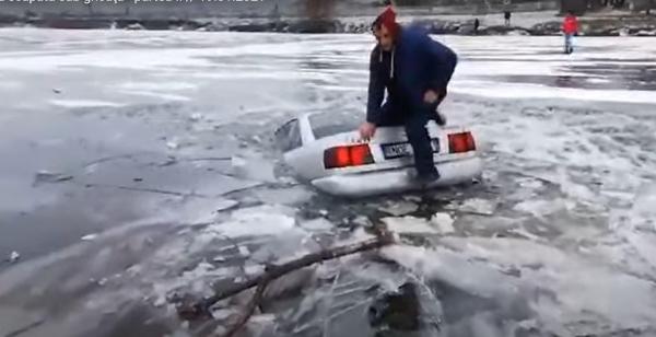 Un moldovean s-a trezit cu mașina sub gheață, după ce s-a aventurat cu autoturimul pe un lac înghețat