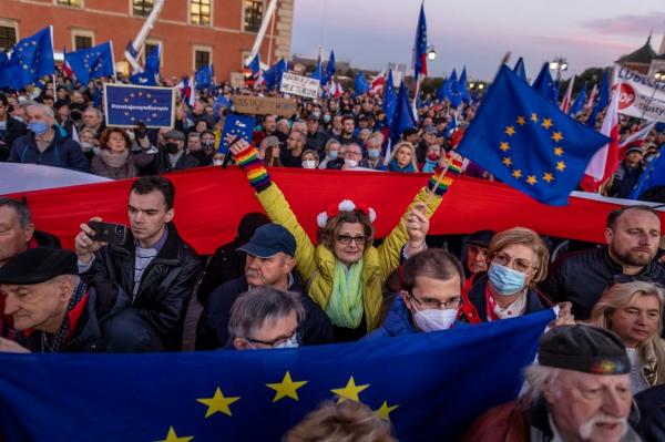 Comisar european: UE va începe să se prăbușească dacă nu va ataca decizia Curții Constituționale din Polonia privind prevalenţa legislaţiei naţionale
