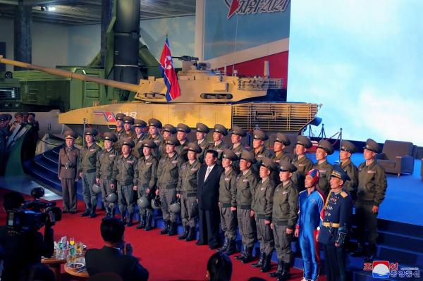 Cine este "omul rachetă" care apare alături de Kim Jong-un într-o fotografie oficială