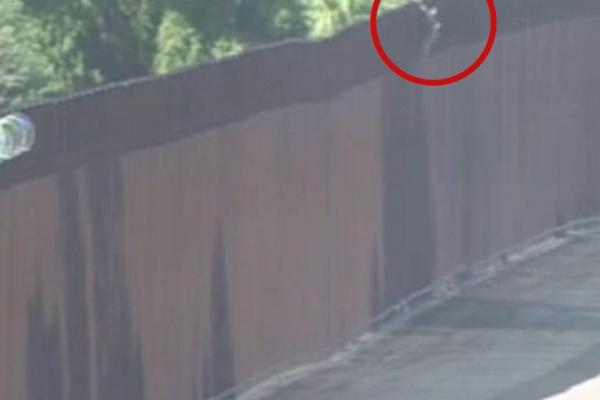 Imagini cu o fetiță de 7 ani împinsă peste zidul de 9 metri de la granița dintre Mexic și SUA, înainte de a fi abandonată