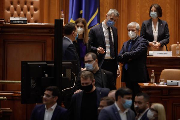 Guvernul Cioloş a fost respins la vot, în Parlament. Atacuri la adresa miniştrilor propuşi de USR şi a preşedintelui Klaus Iohannis