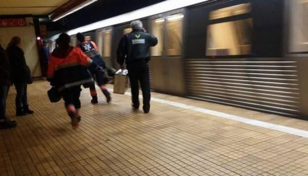 O femeie a căzut pe șine, în fața metroului, la stația Piața Unirii. Metrorex: Posibilă tentativă de suicid