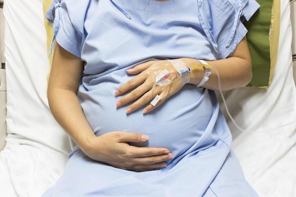Femeie însărcinată, pe patul de spital