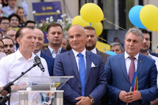 Florin Cîțu alături de susținătorii săi din campania pentru șefia PNL