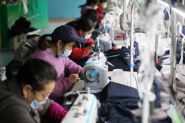 China produce, în continuare, o mare parte din îmbrăcămintea pentru lanțurile de haine din Europa şi SUA