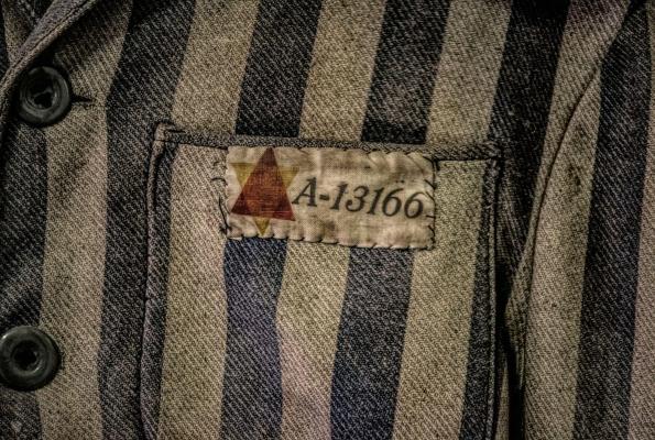 Număr de identificare pe o uniformă din lagărele de la Auschwitz