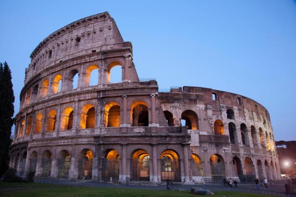 Ce au pățit doi turiști americani care au vrut să bea o bere în Colosseum-ul din Roma. Un localnic a chemat poliția