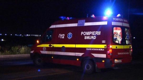 Ambulanţă SMURD cu girofarul pornit, la locul accidentului