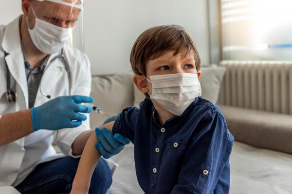 copil în timpul vaccinării