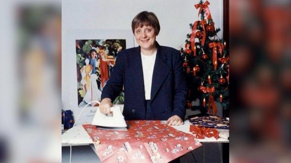 Angela Merkel, fotografiată în timp ce calcă hârtie de împachetat pentru a o refolosi