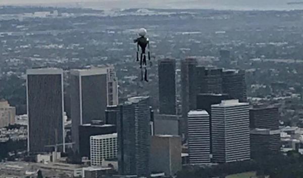 Misterul "bărbatului zburător", văzut deasupra oraşului Los Angeles. Prima ipoteză a poliţiştilor