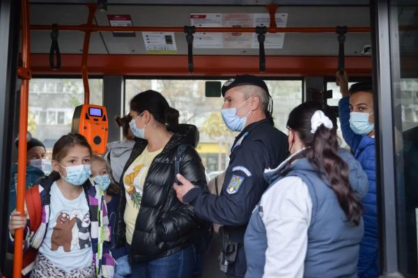 O femeie din Galaţi i-a tras un pumn unui poliţist local după ce acesta i-a atras atenţia că nu poartă mască