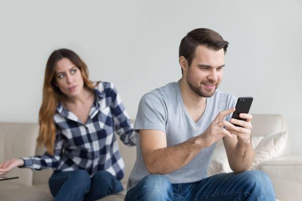 O femeie este enervată de faptul că partenerul postează ceva în social media