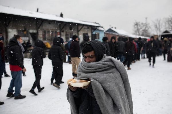 Un bărbat se îndreaptă spre casă cu porția de mâncare oferită în cadrul Programului Alimentar al ONU