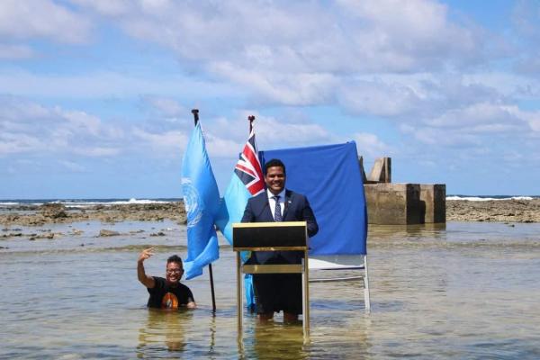 Ministrul de Externe din Tuvalu a susținut o conferință în cadrul COP26, stând în mare până la genunchi