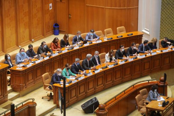 Scandal în Parlament. Deputaţii AUR au intrerupt şedinţa comisiei de sănătate care discuta obligativitatea certificatului verde la locul de muncă