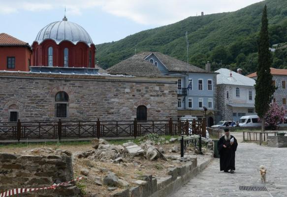 Presa greacă: Pelerini români, cu certificate verzi false, ar fi provocat un focar COVID pe Muntele Athos. Doi călugări au murit