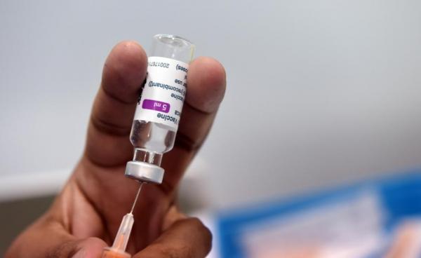Două doze de vaccin nu sunt suficiente pentru a proteja contra Omicron. A treia doză are o eficienţă de 75% - studiu